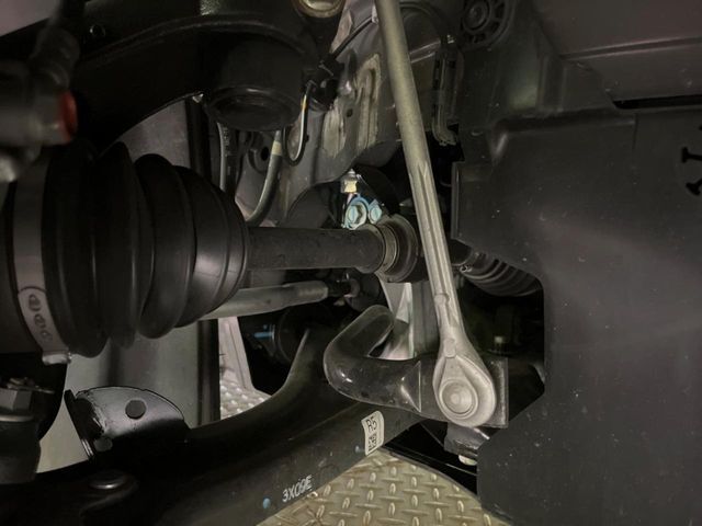お車を安心してお乗りいただく為には、足回りの定期点検が欠かせません。サービスサポート（有償保証）では無料点検もご提供しており、安心のカーライフをお過ごしいただけるサポート体制が整っています。
