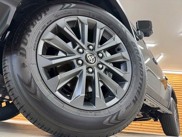 【純正20インチホイール】を装備しております。バランスのとれたアルミで高速走行も安定性が高くなっております。