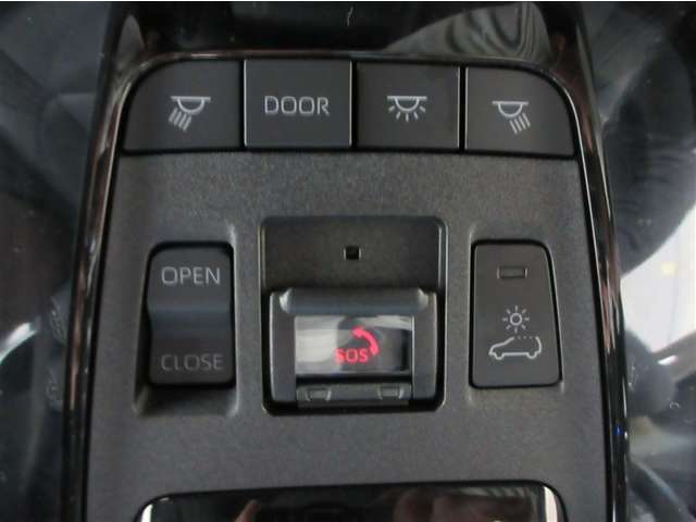 急な体調不良時も、ヘルプネットボタンを押すだけでヘルプネットセンターのオペレーターにつながります。なお無償でのご利用期間は限定されています。サービスの詳細は販売店スタッフまでお尋ねください。