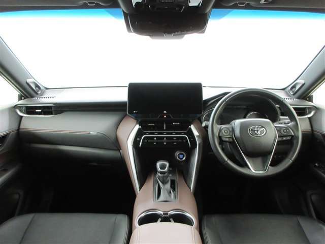 上質で落ち着いた印象のインパネ。直感的に操作できるスイッチレイアウトです。