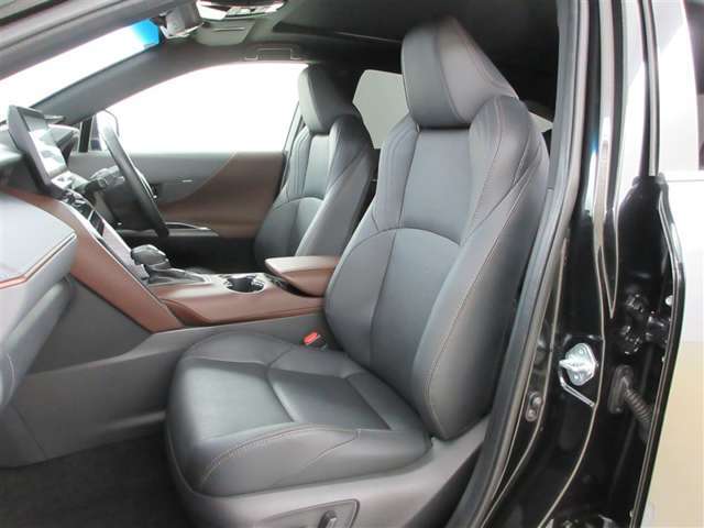 厚みがあって、座り心地のいいソファーのようなシート。運転席も助手席もリラックスしてゆったりと座れます。