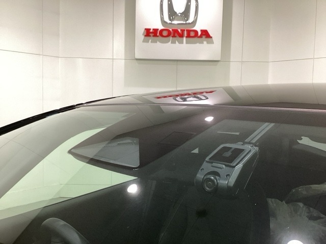 Honda SENSING装着車です。衝突を予測してブレーキをかけたり、前のクルマにちょうどいい距離で走行できる多彩な安心・快適機能を搭載した先進の安全運転支援システムがドライバーをサポートします。