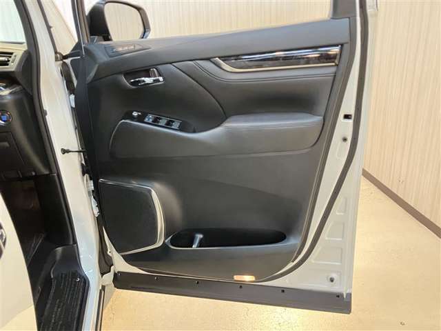 運転席前面ドア部分です♪