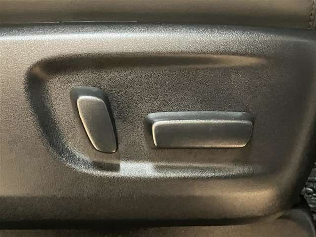 パワーシート搭載。微妙な調整が手軽にでき、ピッタリのポジションで運転することが可能です。