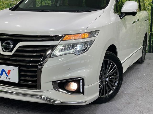 【LEDヘッドライト】悪天候や夜間走行時も良好な視界を確保し安心して運転できる高輝度LEDヘッドライトを装備！点灯速度が早く、消費電力も抑えられています。