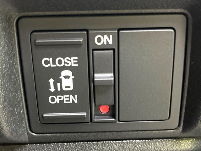 【パワースライドドア】スマートキーや運転席のスイッチでスライドドアの開閉が可能♪電動だから力を入れてドアを開ける必要が無く、小さいお子様でも、重い荷物を持っている時もラクに開け閉めできます♪