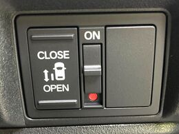【パワースライドドア】スマートキーや運転席のスイッチでスライドドアの開閉が可能♪電動だから力を入れてドアを開ける必要が無く、小さいお子様でも、重い荷物を持っている時もラクに開け閉めできます♪