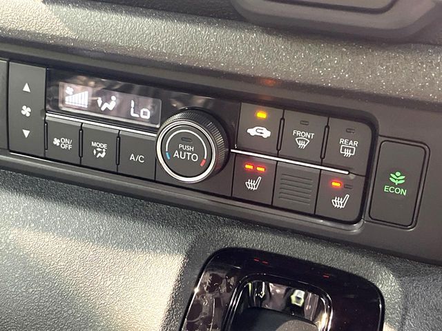 【オートエアコン】一度お好みの温度に設定すれば、車内の温度を検知し風量や温度を自動で調整。暑い…寒い…と何度もスイッチ操作をする必要はありません。快適な車内空間には必須の機能ですね♪