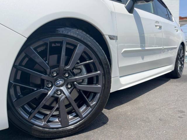 【現行S4純正18インチアルミホイール】純正オプションホイールを装着。走行性能の向上に加え、外観もよりスタイリッシュになっています。