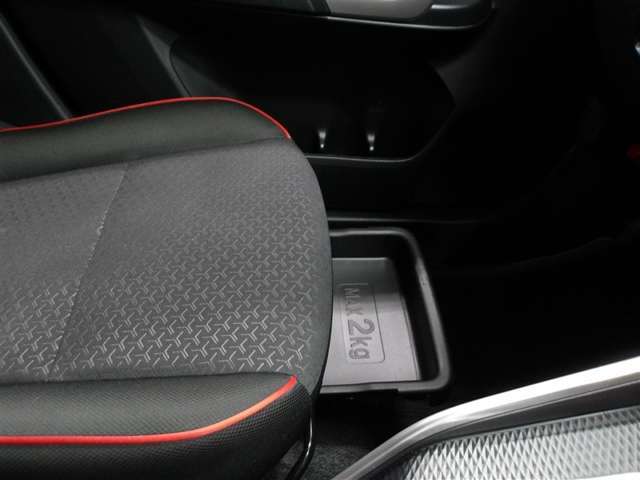 助手席のシート下は大容量の収納スペース♪季節の変化で使用しない物など収納可能です♪