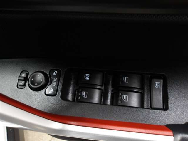 運転席から左右のドアミラーの開閉が可能です♪駐車場でのドアミラーの折り畳みが簡単です♪