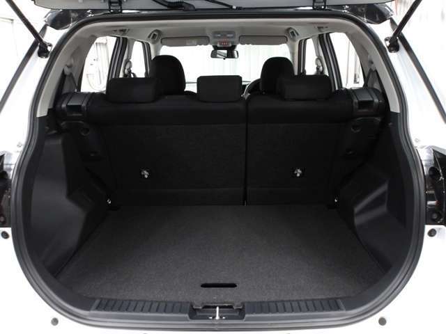 バックドアを開けると！広々収納スペース☆お買いものや旅行の予定を立てましょう♪