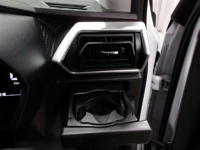 運転席のカップホルダーはエアコンの吹き出し口の前にありますので冷やしたり温めたり出来ます☆