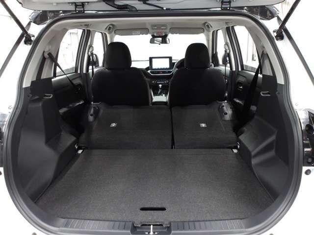 リヤシートを両方倒せば大きな荷物も車載可能です♪