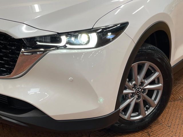 【LEDヘッドライト】悪天候や夜間走行時も良好な視界を確保し安心して運転できる高輝度LEDヘッドライトを装備！点灯速度が早く、消費電力も抑えられています。
