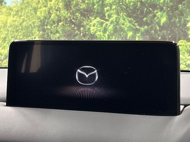 【10.25インチマツダコネクト】車内の雰囲気にマッチした大型ディスプレイ。スマホ接続でのナビ使用やBluetooth再生等、様々な機能が楽しめます。直感的なダイヤル操作が可能で、使い勝手も良好です。