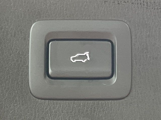 【パワーバックドア】スマートキーや運転席のボタンを押すだけでリアゲートが自動で開閉します！荷物を持っている時や、高い位置にあるバックドアを閉める際に便利な機能です♪