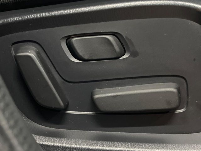 【パワーシート】スイッチ一つで簡単にシートの微調整が可能！電動だから力もいりません！快適なシートポジションにセットして、快適なドライブをお楽しみください。