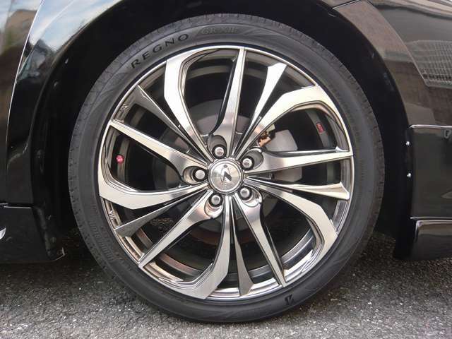 こちらのお車ですが、社外18インチアルミホイル付きとなります♪