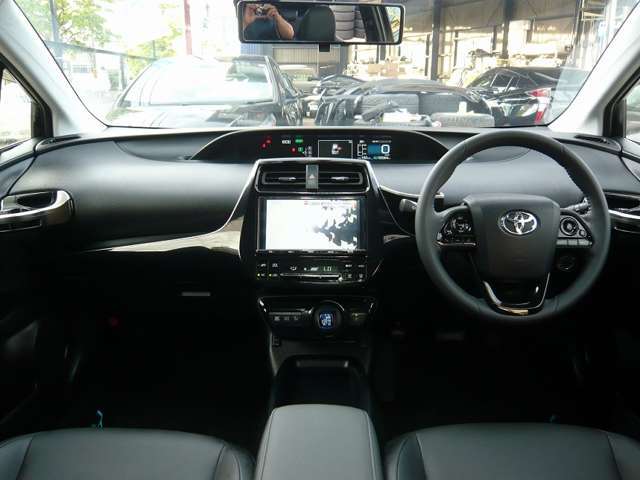 ステアリングも荒れた部分なく、とても綺麗でございます♪ステアリングスイッチもあり、運転しながらのオーディオ操作も可能です♪