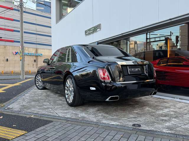 正規ディーラー車輛となり左ハンドル5人乗りとなっております。