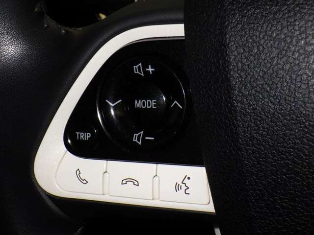 ステアリングスイッチ装備！運転しながら手元でオーディオの操作などができます。
