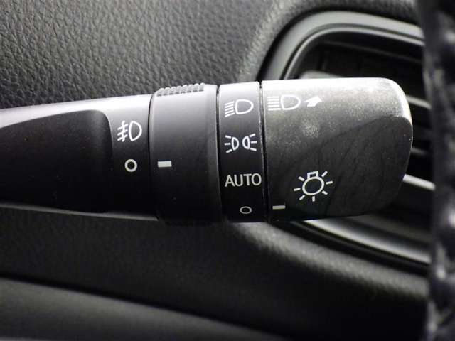 【オートライト】車外の明るさに応じて、自動的にライトの点灯・消灯をしてくれます。