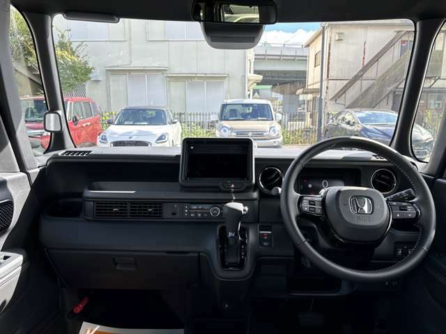 車を選ぶうえで運転席の快適さのチェックは欠かせません。ぜひご来店頂き実物をご覧ください！試乗も可能ですので、営業担当までお申し付けください。