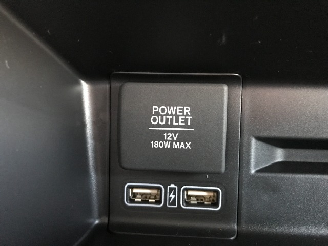 急速充電対応のUSBジャックがついています。スマートフォンやタブレット、携帯ゲーム機などが充電できます。