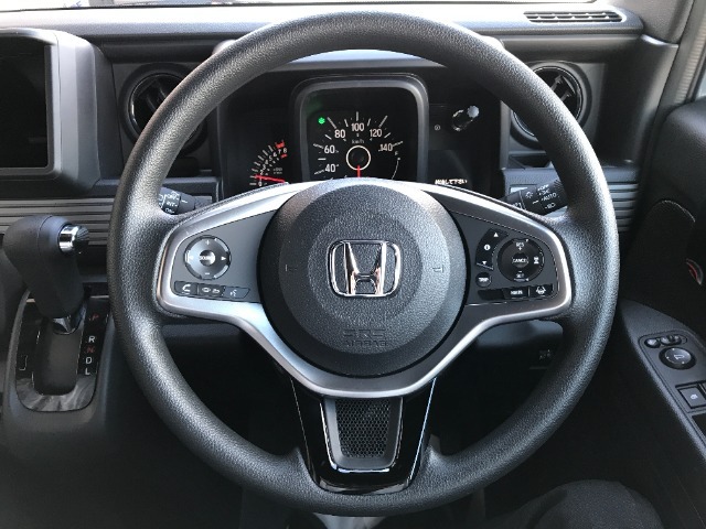 ハンドルにはオーディオリモコンスイッチとアダプティブクルーズコントロールのスイッチが装備されており、ハンドルから手を離さずに操作することが出来ます。