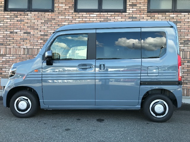 オプションになりますが、ボディーコーティングもご用意しております。新車の輝きに近づき、洗車などのお手入れも楽になりますよ。