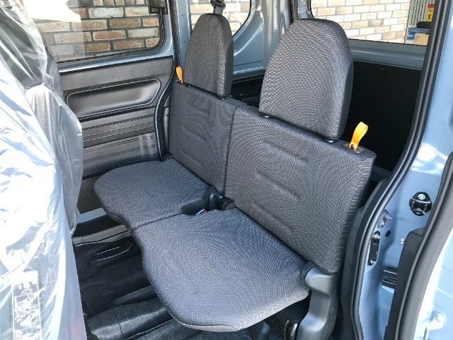 後席も左右分割で収納でき、段差のないフラットなスペースになります。