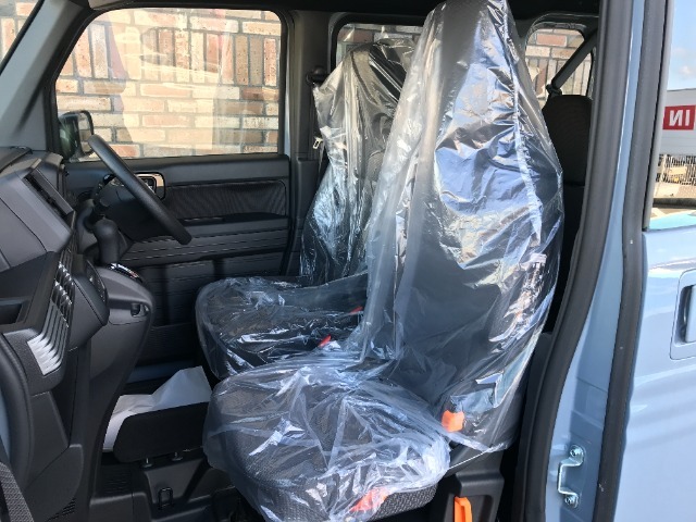 長時間の運転でも疲れにくい運転席シートと、足元へフラットに収納できる助手席シートです。