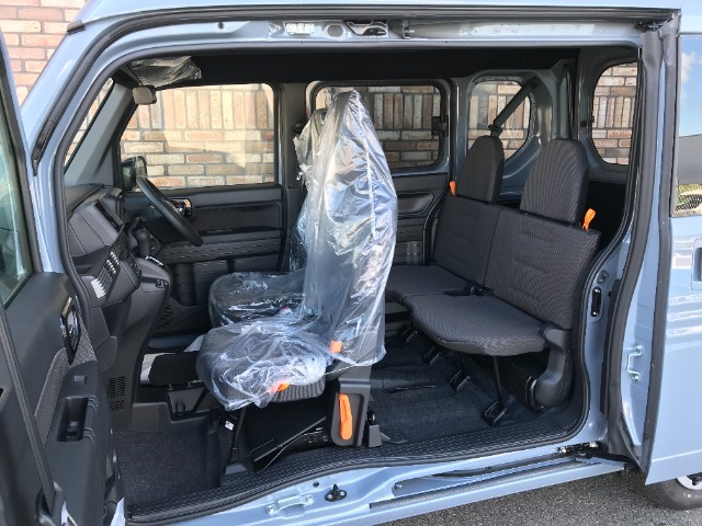 助手席側はピラーレス仕様の大開口で、荷物の積み降ろしをスムーズに行えます。
