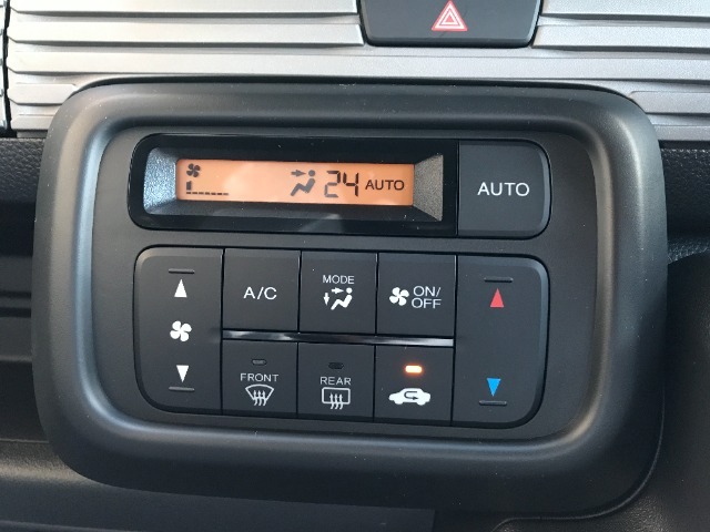 オートエアコン装着車で車内はいつも快適です！