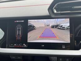 ●リアビューカメラ『入車経路を算出し、ガイドラインと補助線をディスプレイに表示します。同時にバンパーに内蔵のセンサーが障害物を感知し音で注意を促します。後方の死角も安心していただけます。』