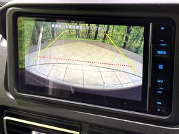 【バックカメラ】駐車時に後方がリアルタイム映像で確認できます。大型商業施設や立体駐車場での駐車時や、夜間のバック時に大活躍！運転スキルに関わらず、今や必須となった装備のひとつです！