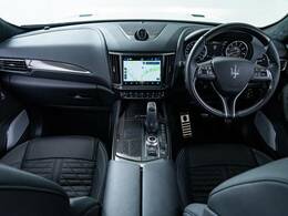 インテリアは12方向電動調整式フロントシート、ブラックピアノインテリアトリム、シートヒーターが装備され、スポーティーな走りの楽しみと快適性を両立。