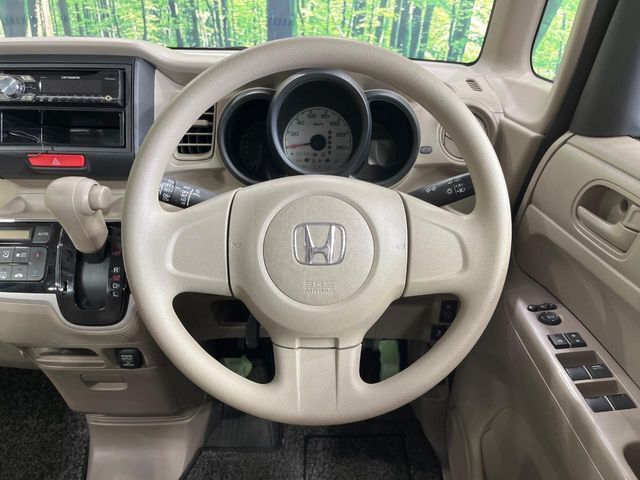 インテリアに合わせたデザインのステアリングは、運転される方のことも考え、運転しやすい形状、大きさです。是非一度、実際に触ってお確かめください。