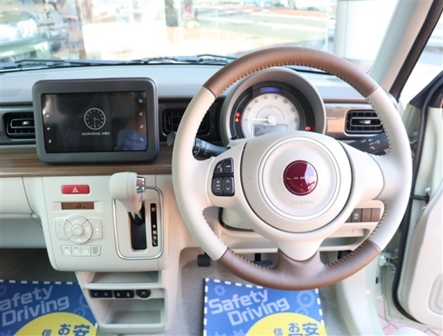 『1台』のお車に対して、3名体制で日々議論を重ね仕入れを行っております。