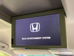 【フリップダウンモニター】大画面モニターで後席でもエンタメをお楽しみいただけます。小さなお子様にも大人気の装備です♪