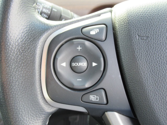 【ステアリングリモコン装備】オーディオやナビに直接触れずに、ハンドルのボタンで操作が可能になります。オーディオ類を直視することが無く、手元で簡単操作！！事故防止にもなりますよ！！