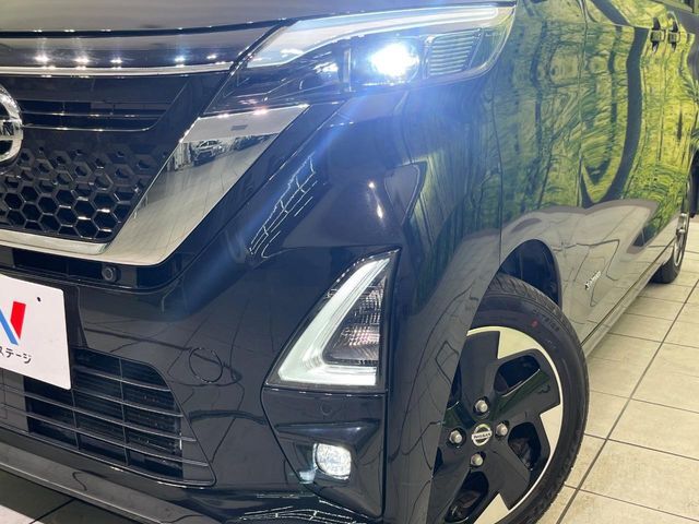 【LEDヘッドライト】悪天候や夜間走行時も良好な視界を確保し安心して運転できる高輝度LEDヘッドライトを装備！点灯速度が早く、消費電力も抑えられています。