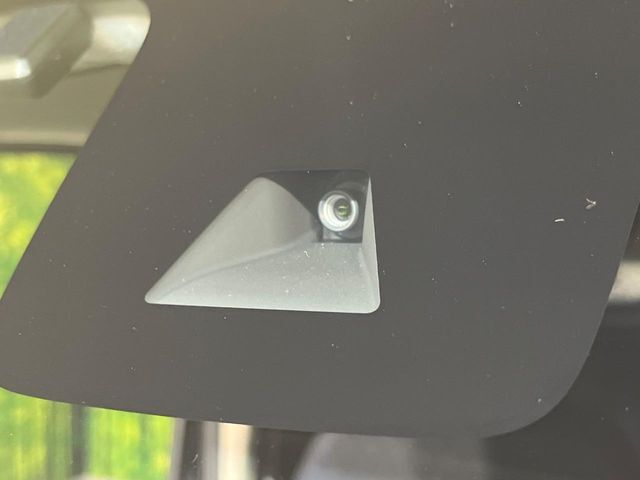 【インテリジェントエマージェンシーブレーキ】フロントカメラで前方の車両や歩行者を検知。衝突しそうな時は衝突被害軽減ブレーキが作動、衝突回避をサポート。より安全にドライブをお楽しみいただけます。
