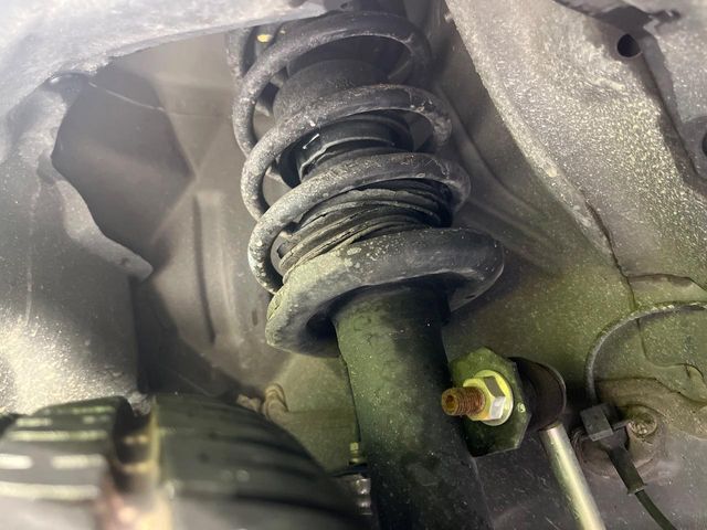 お車を安心してお乗りいただく為には、足回りの定期点検が欠かせません。サービスサポート（有償保証）では無料点検もご提供しており、安心のカーライフをお過ごしいただけるサポート体制が整っています。