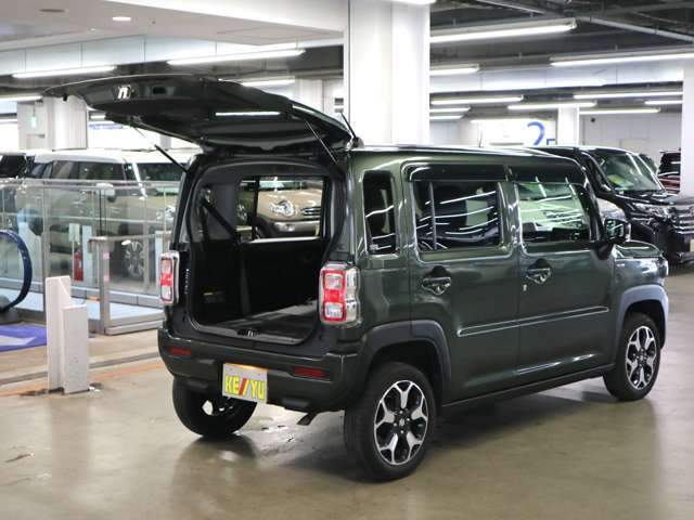 雨が降ってもゆったりと車選びができる全天候型立体展示場！エスカレーター完備！