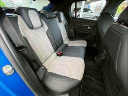 セカンドシートは大人二人が乗っても十分なスペースが確保されております。