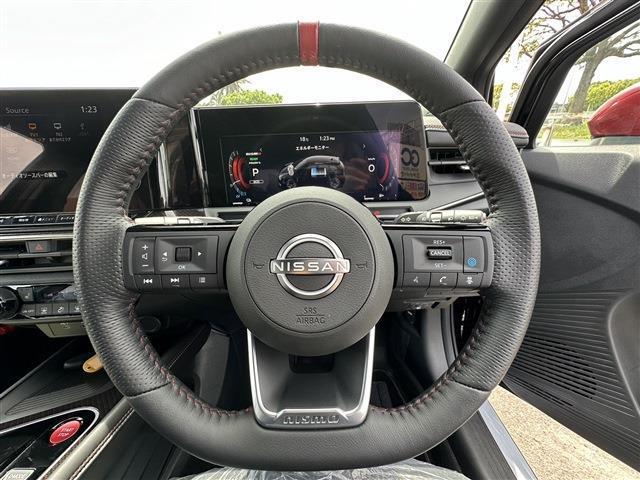 【純正革巻きステアリング】手にしっかり馴染んで運転しやすいです。
