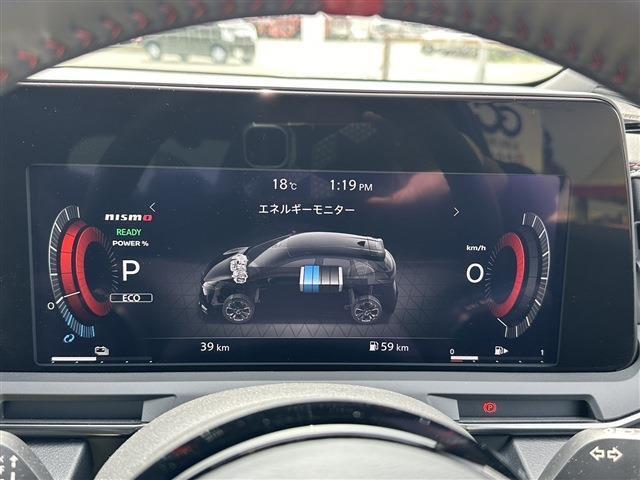 【統合型インターフェイスディスプレイ】運転中でも多くの情報を表示してくれます。