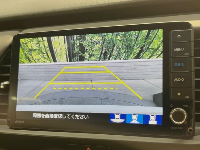【バックカメラ】駐車時に後方がリアルタイム映像で確認できます。大型商業施設や立体駐車場での駐車時や、夜間のバック時に大活躍！運転スキルに関わらず、今や必須となった装備のひとつです！